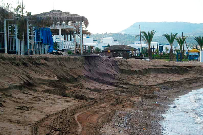 Разрушение пляжей Лачи и Полиса