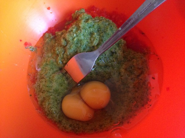 Смешайте все нарезанные овощи с яйцами и томатной пастой (на фото лук пропущен через блендер с чесноком и кинзой)