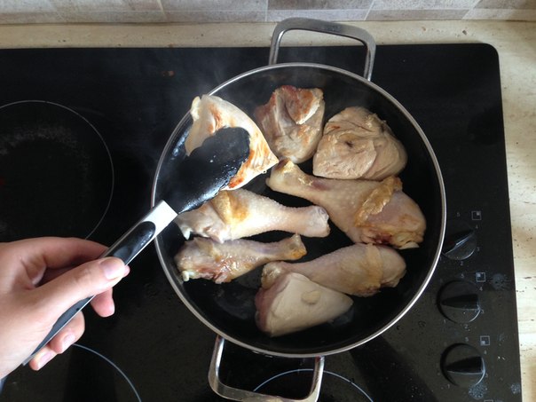 Разогрейте оливковое масло в глубокой сковороде на средней/высокой температуре и немного обжарьте курицу со всех сторон.