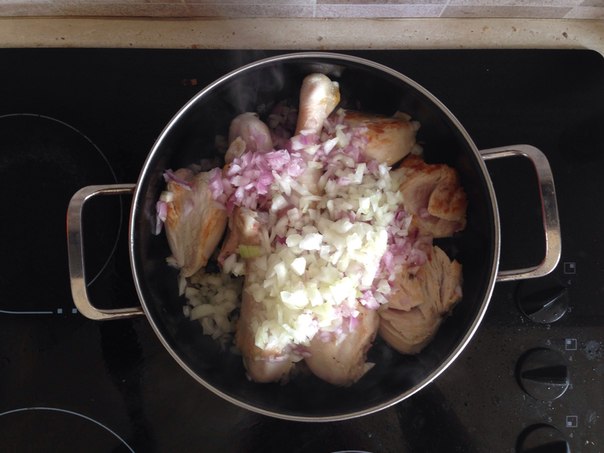 Нарежьте лук маленькими кубиками, добавьте в сковороду и жарьте, часто мешая, пока курица не станет коричневой. Добавьте чеснок, соль и перец.