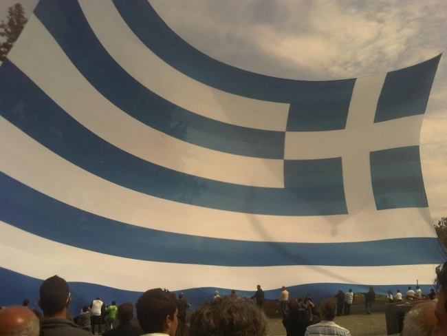 На Кипре подняли самый большой в мире флаг Греции