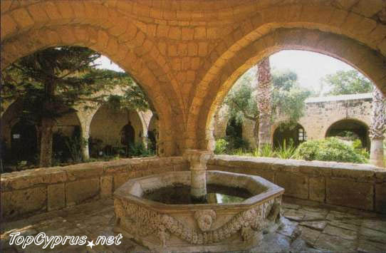 Восьмиугольный фонтан во дворе монастыря Айя-Напа